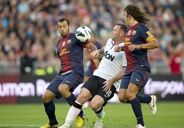 Antonio Valencia bị đưa xuống đá hậu vệ khiến Cristian Tello bên phía Barca có nhiều cơ hội biểu diễn, trong đó có cú đá chệch cột sau đường chuyền của Messi. Tuy nhiên đúng phút cuối cùng của hiệp 1, Tello phạm lỗi một cách không cần thiết với Nani trong vòng cấm. Wayne Rooney bị Victor Valdes từ chối trên chấm 11m, và cú đá bồi khi bóng bật ra lại đi chệch hướng.